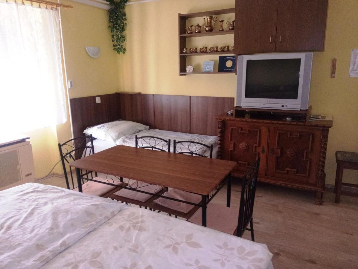 Szivarvany Apartman Gyula Eksteriør billede