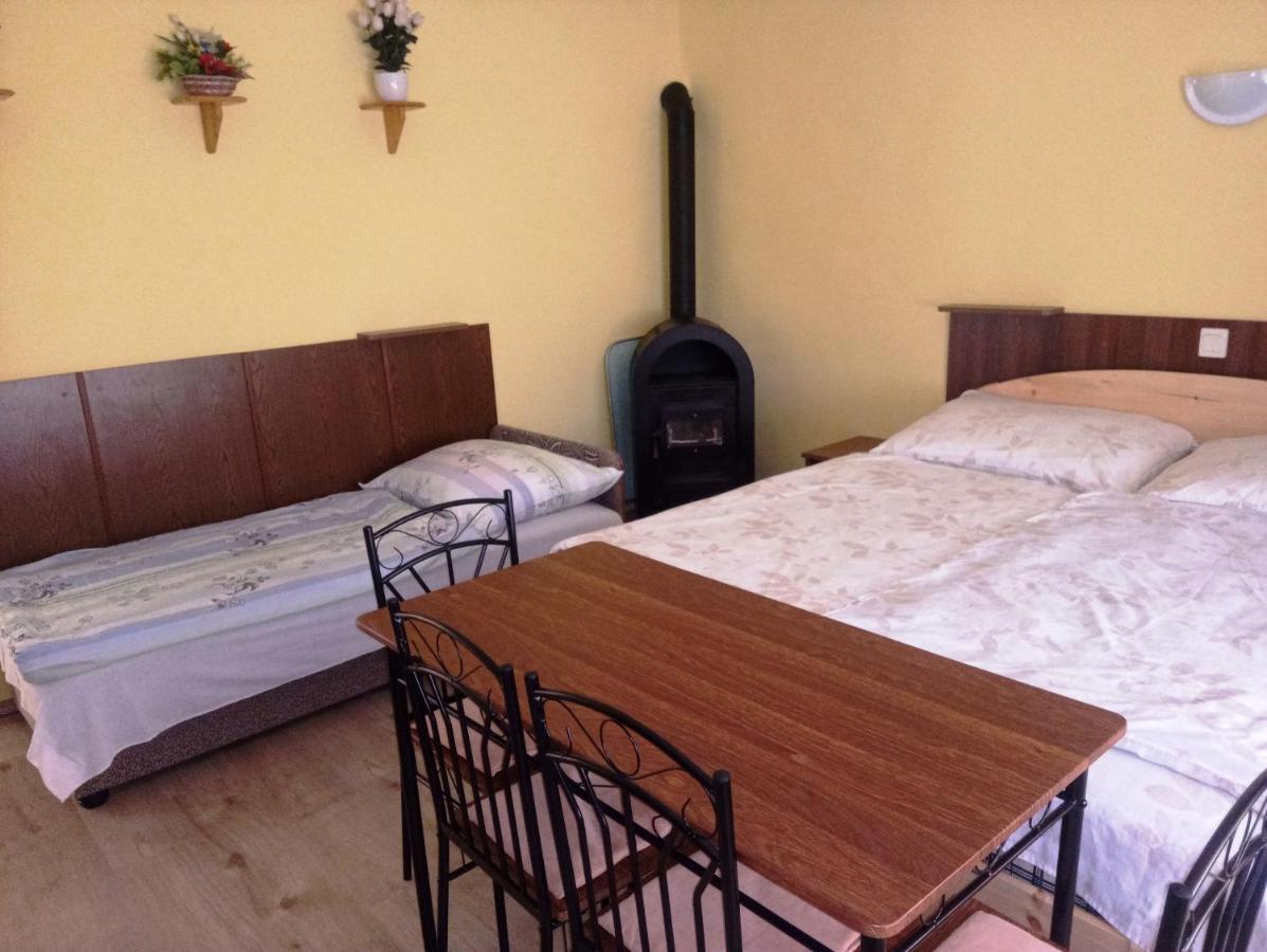 Szivarvany Apartman Gyula Eksteriør billede