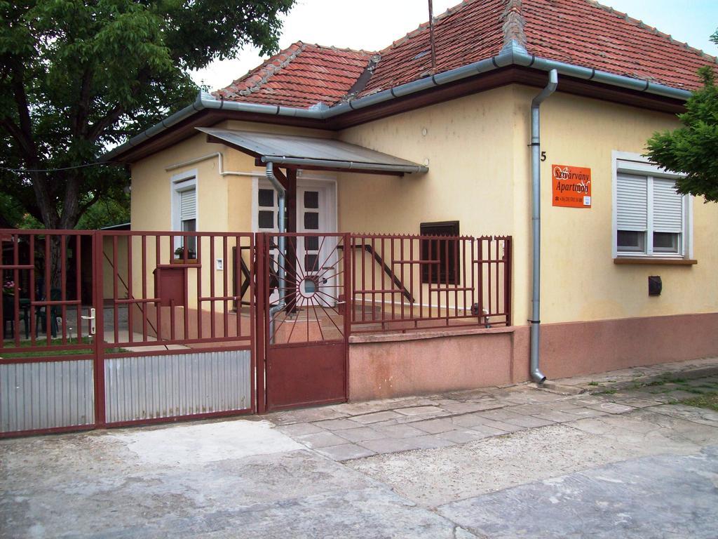 Szivarvany Apartman Gyula Værelse billede
