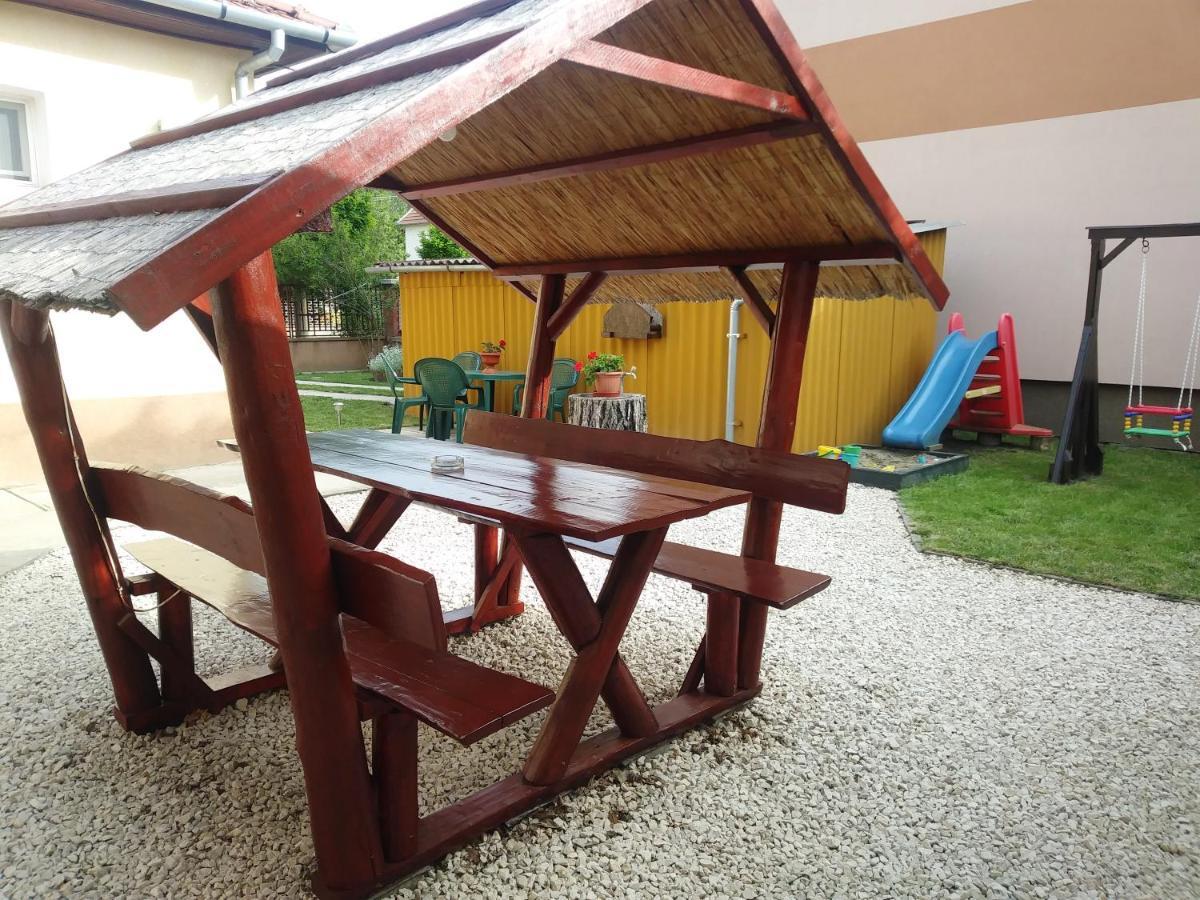 Szivarvany Apartman Gyula Eksteriør billede
